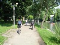 Imagine atasata: biciclisti pe malul begai 01.JPG